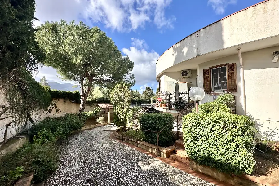 Villa in vendita di 565 mq a €995.000 (rif. 3/2026)