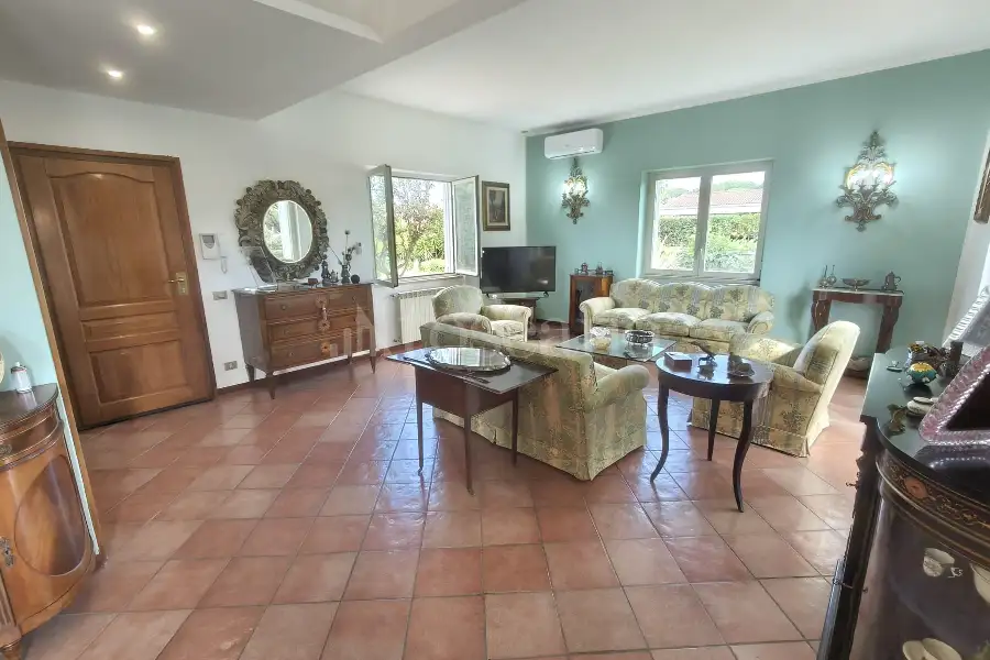 Villa in vendita di 300 mq a €845.000 (rif. 49/2026)