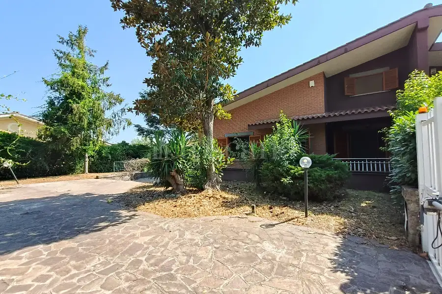Villa Bifamiliare in vendita di 300 mq a €599.000 (rif. 52/2026)