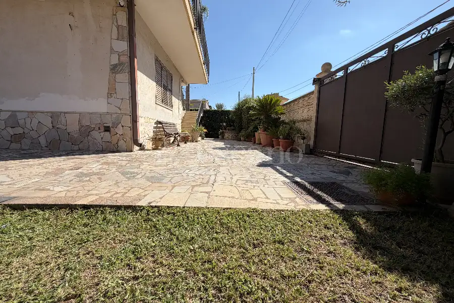 Villa Plurifamiliare in vendita di 400 mq a €399.000 (rif. 137/2026)