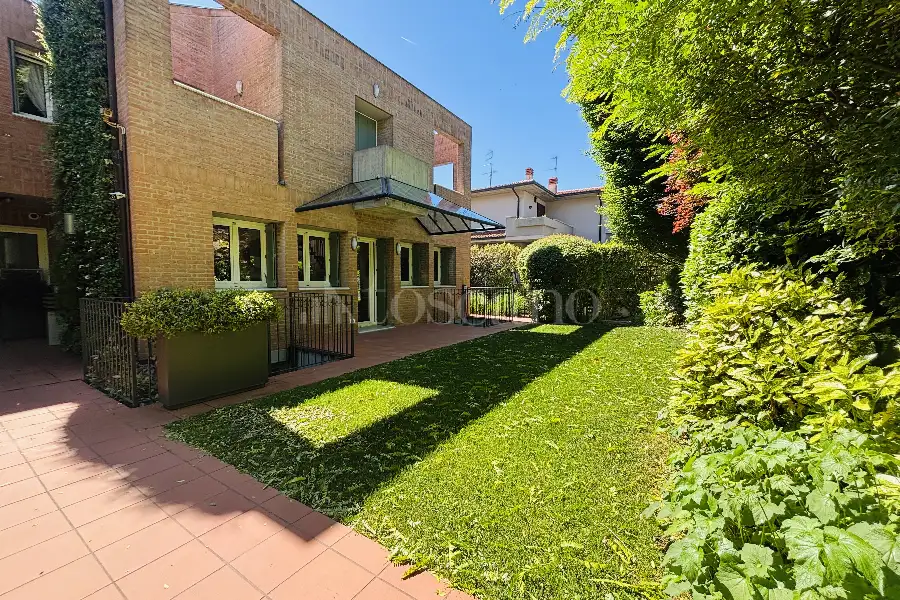 Villa Bifamiliare in vendita di 320 mq a €780.000 (rif. 65/2025)