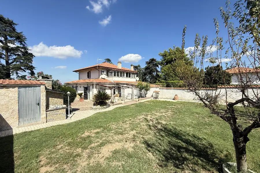 Villa Bifamiliare in vendita di 200 mq a €499.000 (rif. 10/2025)
