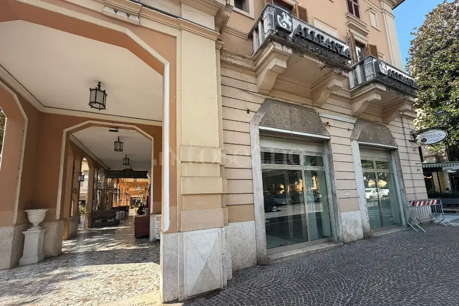 Negozio in affitto di 210 mq a €7.000 (rif. 13/2026)