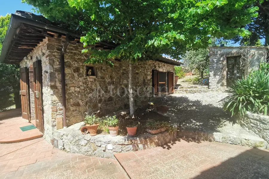 Casale in vendita di 300 mq a €570.000 (rif. 24/2022)