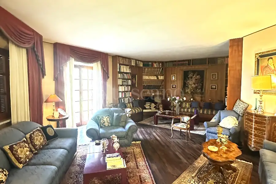 Villa in vendita di 450 mq a €2.200.000 (rif. 9/2026)