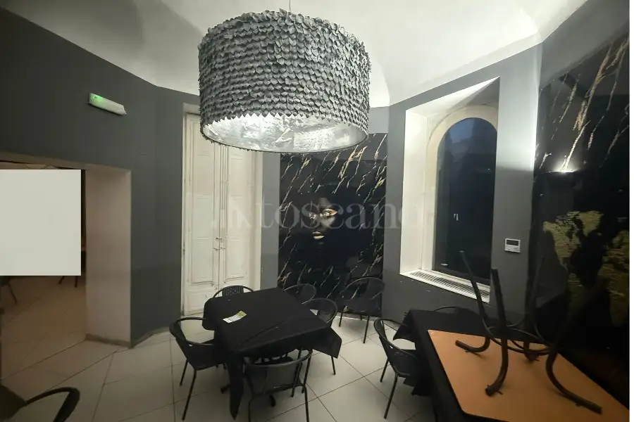 Villa in affitto di 4.735 mq a €6.500 (rif. 6/2026)