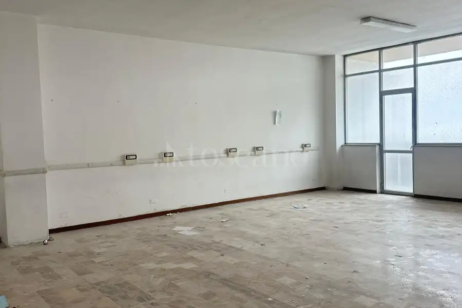 Negozio in vendita di 4.995 mq a €1.500.000 (rif. 118/2025)