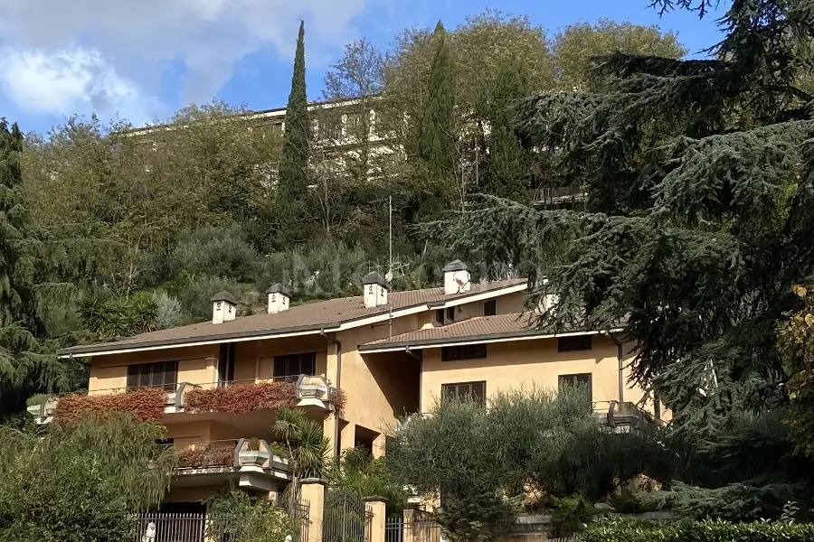 Villa Plurifamiliare in vendita di 850 mq a €899.000 (rif. 5/2026)