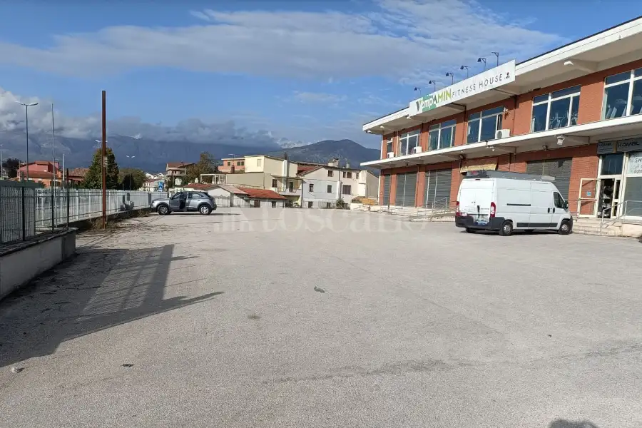 Negozio in affitto di 3.000 mq a €3.500 (rif. 123/2024)