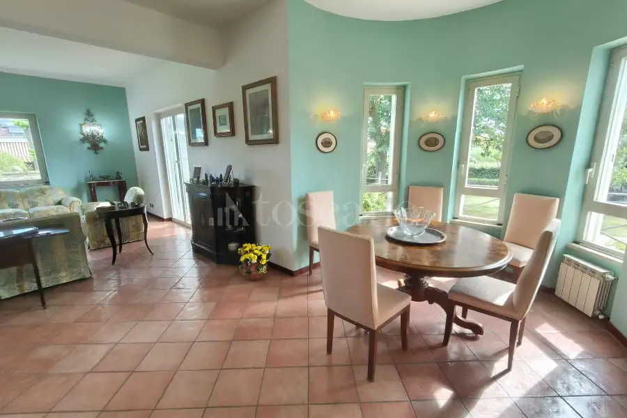 Villa in vendita di 300 mq a €845.000 (rif. 49/2026)