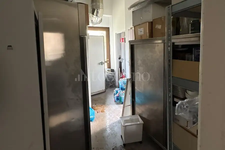 Negozio in affitto di 200 mq a €2.000 (rif. 76/2026)