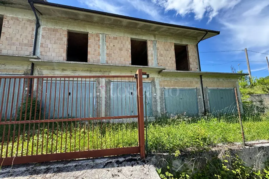 Casa Indipendente in vendita di 332 mq a €60.000 (rif. 64/2025)