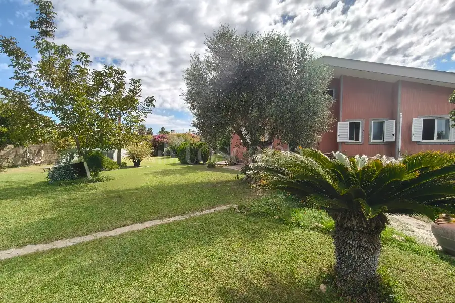 Villa in vendita di 300 mq a €845.000 (rif. 49/2026)