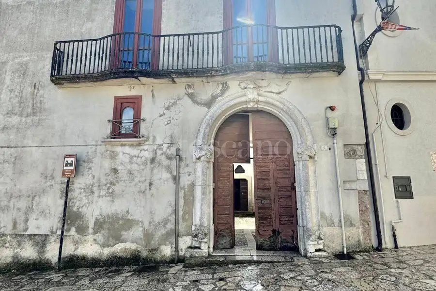 Palazzo in vendita di 600 mq a €200.000 (rif. 127/2026)