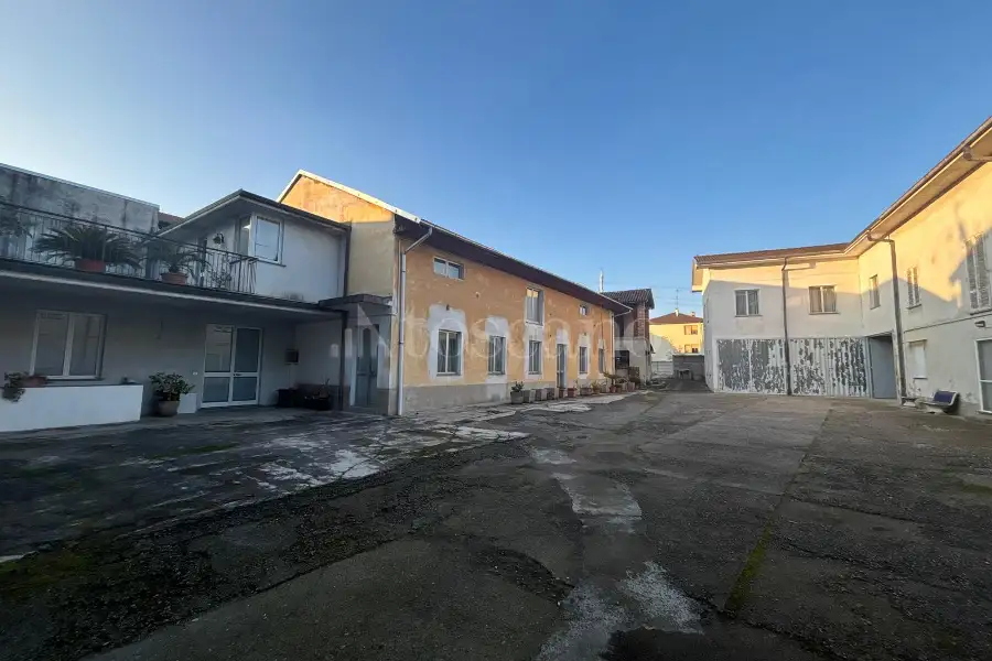 Negozio in vendita di 2.050 mq trattativa riservata (rif. 12/2026)