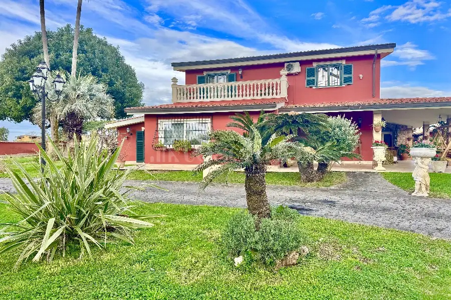 Villa in vendita di 300 mq a €445.000 (rif. 11/2025)