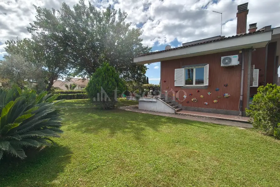 Villa in vendita di 300 mq a €845.000 (rif. 49/2026)