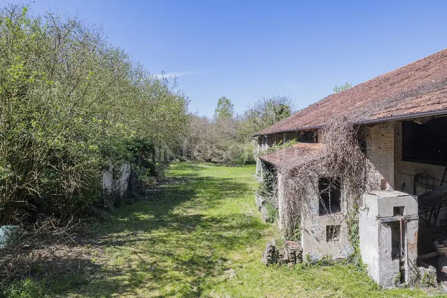 Casale in vendita di 1.000 mq a €1.150.000 (rif. 5/2026)