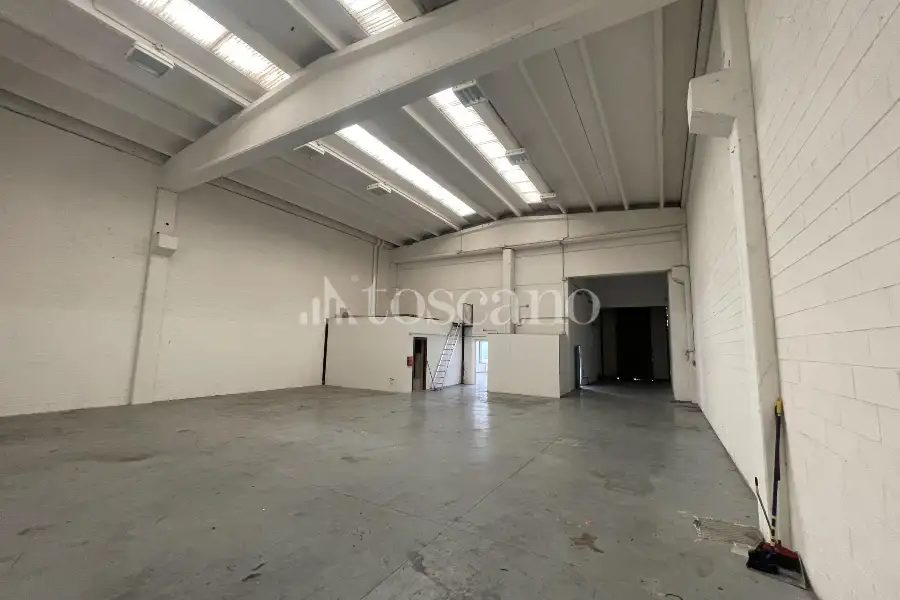 Capannone in vendita di 440 mq a €1,700 (rif. MRE4126AF.B)