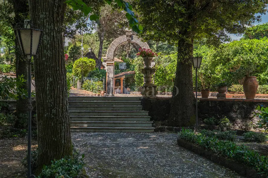 Villa in vendita di 1.200 mq a €4.250.000 (rif. 61/2026)