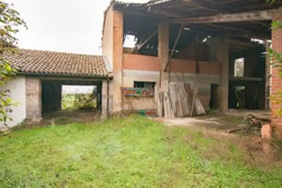 Casale in vendita di 400 mq a €180.000 (rif. 11/2026)