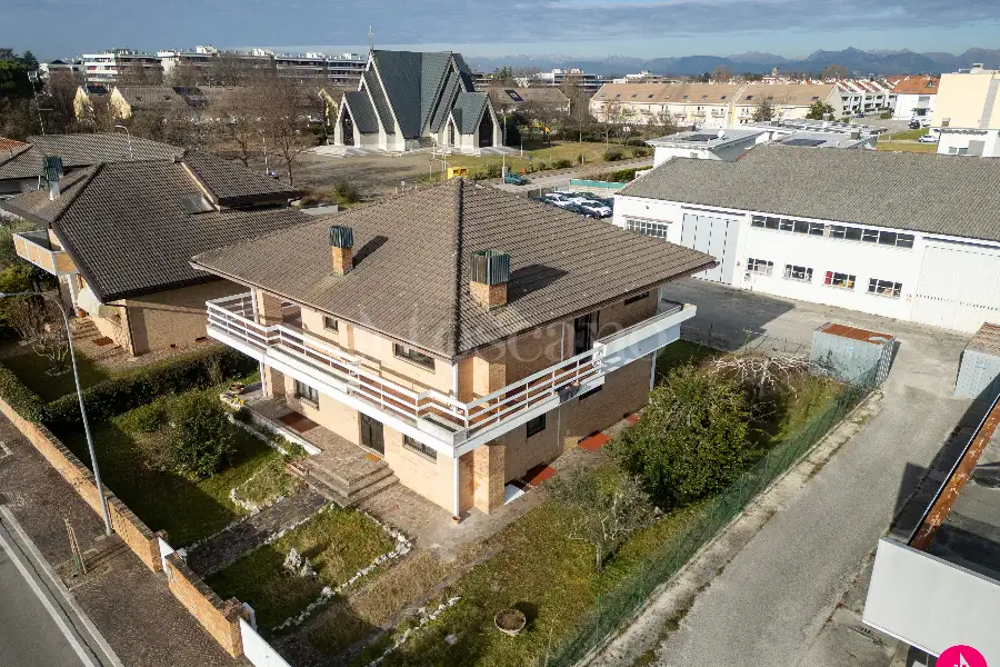 Casa Indipendente in vendita di 370 mq a €380.000 (rif. 8/2026)