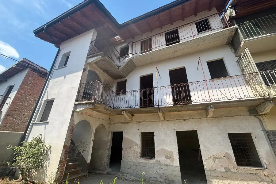 Casale in vendita di 840 mq a €650.000 (rif. 38/2026)