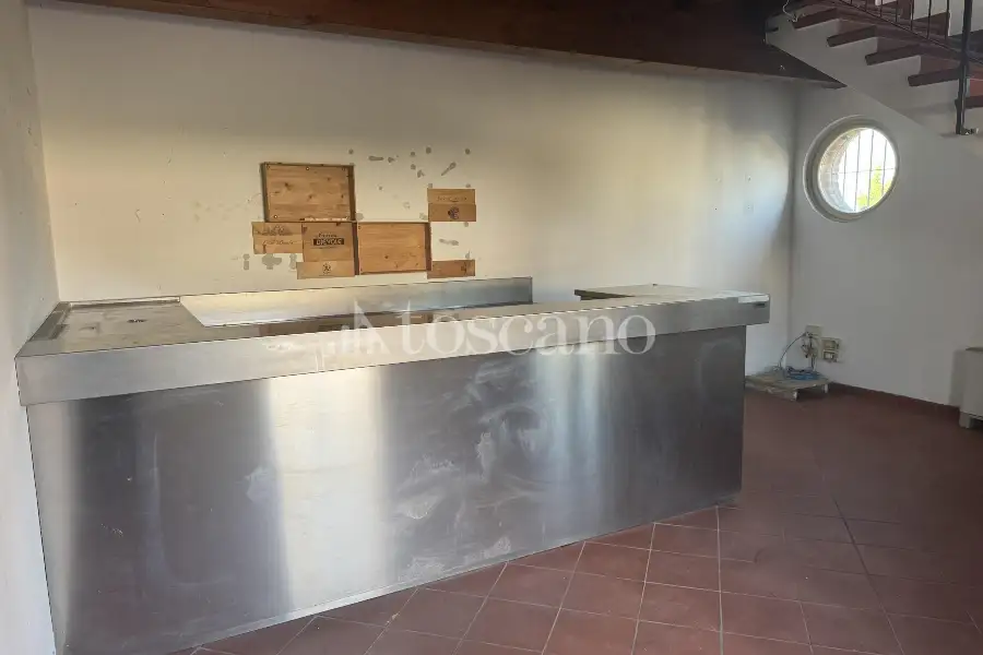 Negozio in vendita di 400 mq a €349,000 (rif. BL6173VE)