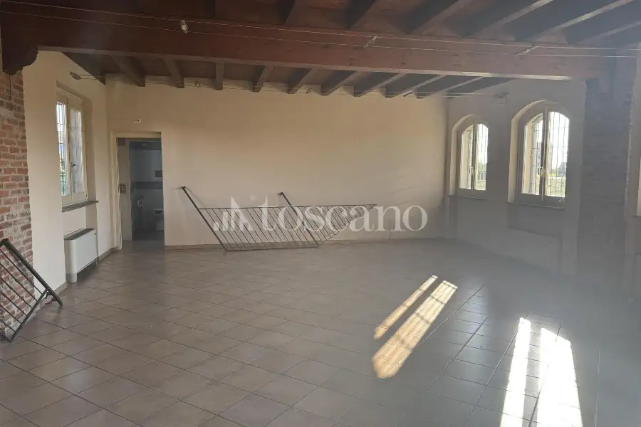 Negozio in vendita di 400 mq a €349,000 (rif. BL6173VE)