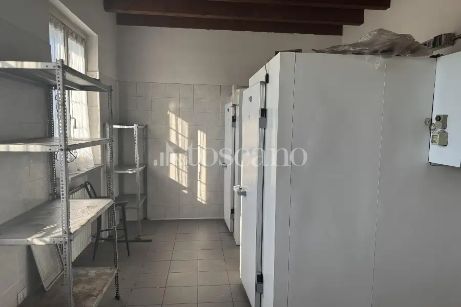 Negozio in vendita di 400 mq a €349,000 (rif. BL6173VE)