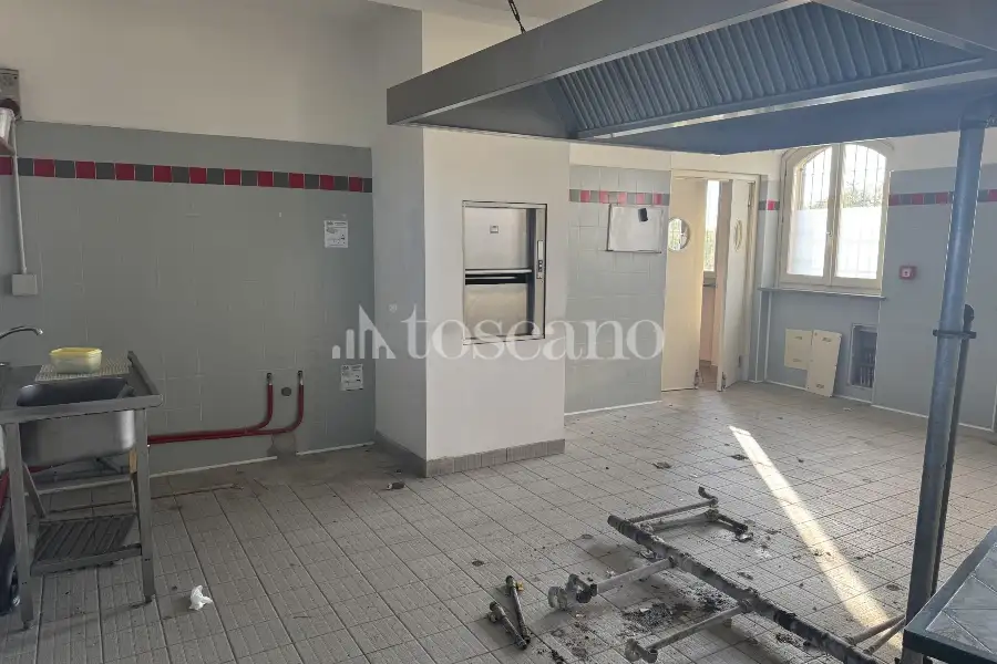 Negozio in vendita di 400 mq a €349,000 (rif. BL6173VE)