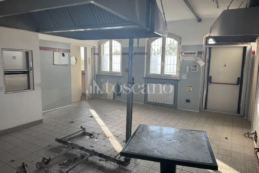 Negozio in vendita di 400 mq a €349,000 (rif. BL6173VE)