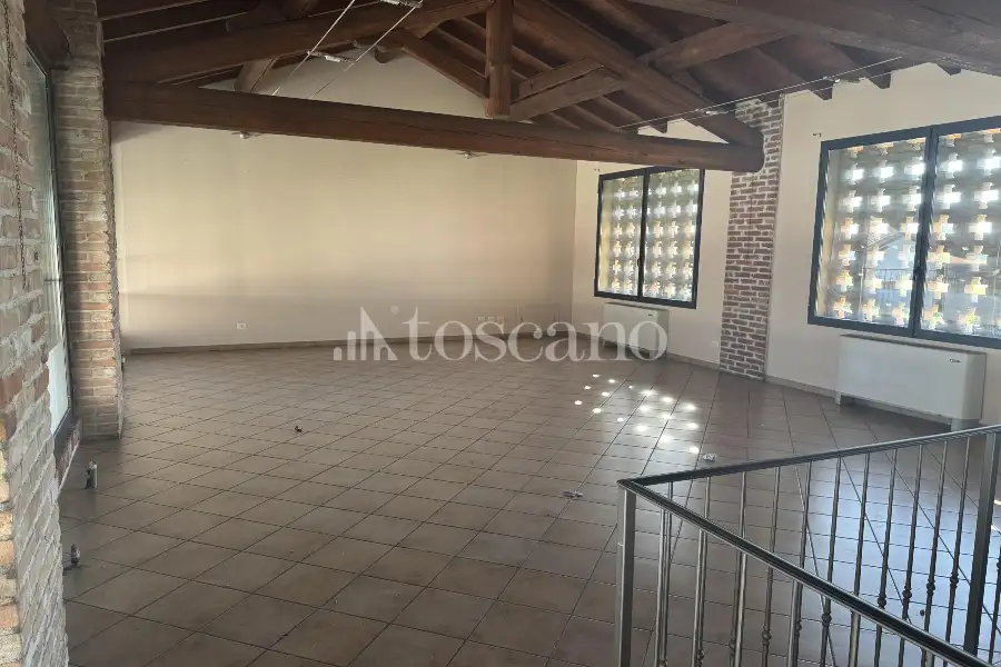 Negozio in vendita di 400 mq a €349,000 (rif. BL6173VE)