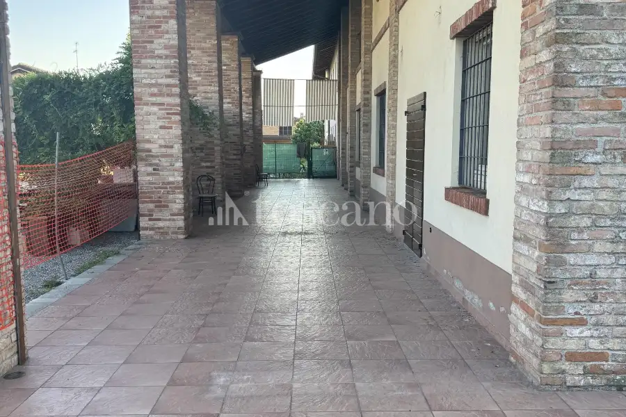 Negozio in vendita di 400 mq a €349,000 (rif. BL6173VE)