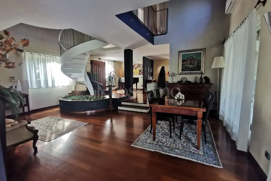 Casale in vendita di 600 mq a €1.400.000 (rif. 32/2026)