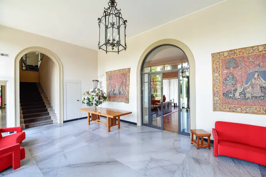 Albergo in vendita di 2.300 mq a €4.500.000 (rif. 39/2026)