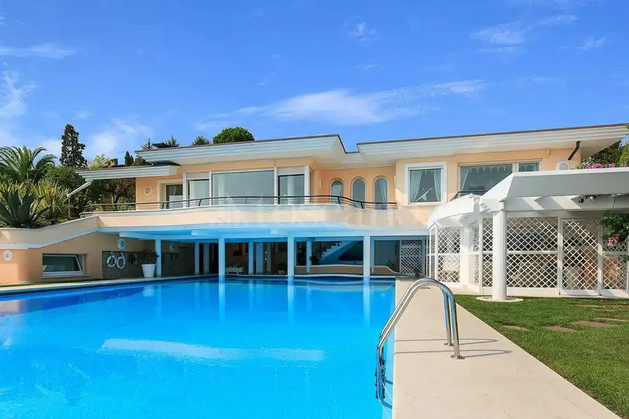 Villa in vendita di 1.300 mq trattativa riservata (rif. 38/2024)