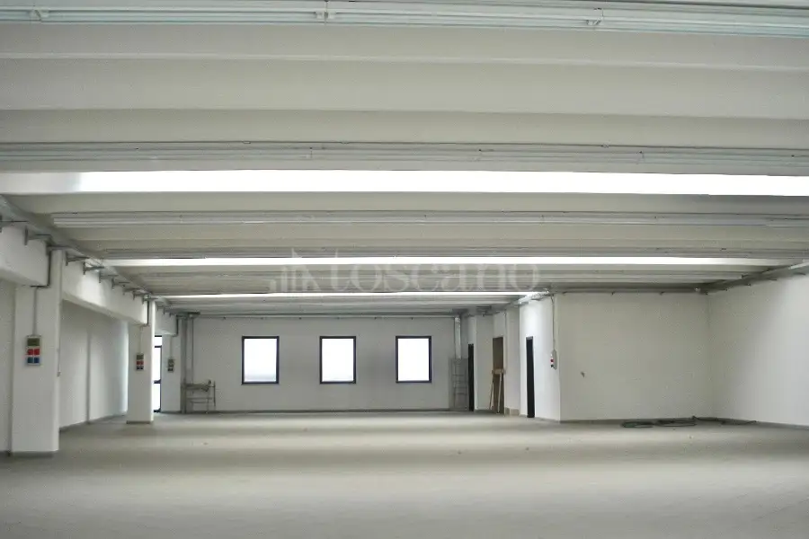 Negozio in affitto di 1.300 mq a €3.000 (rif. 13/2026)