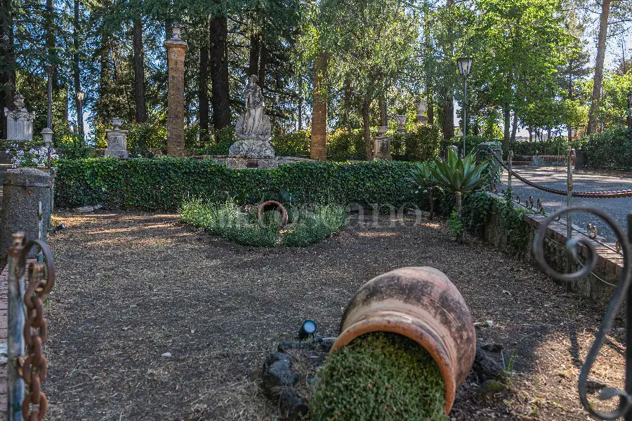 Villa in vendita di 1.200 mq a €4.250.000 (rif. 61/2026)