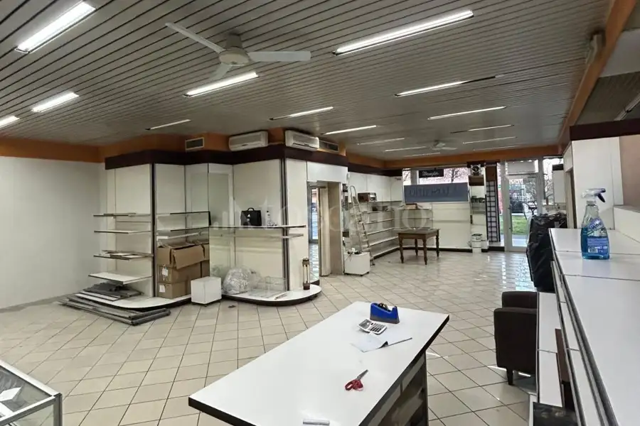 Negozio in vendita di 160 mq a €165.000 (rif. 12/2026)