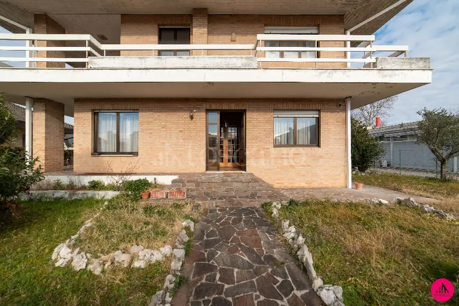 Casa Indipendente in vendita di 370 mq a €380.000 (rif. 8/2026)