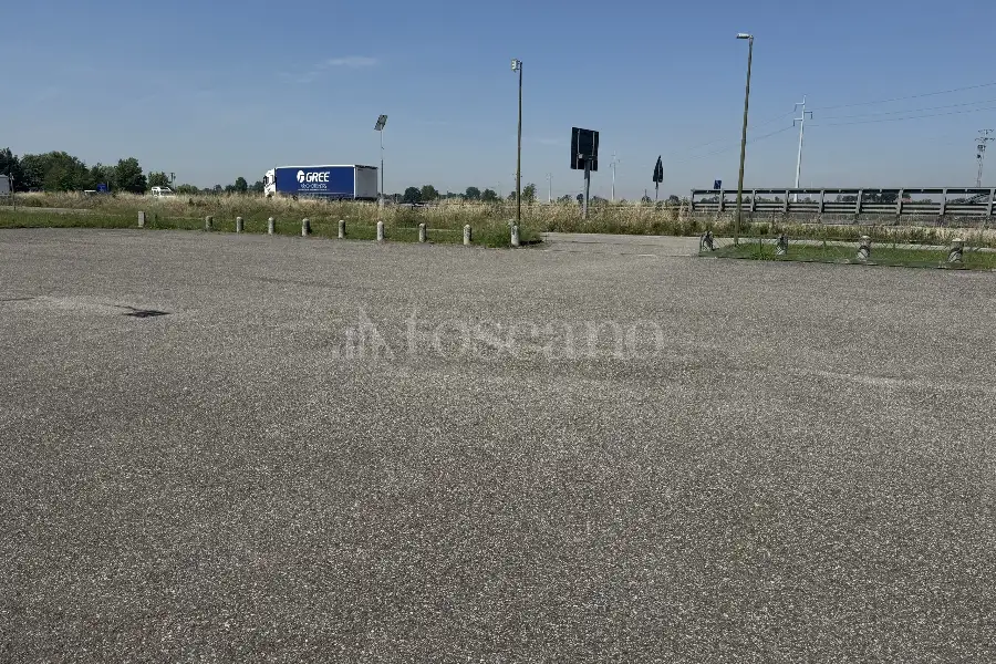 Negozio in vendita di 1400 mq a €9,200 (rif. TS0307VE)