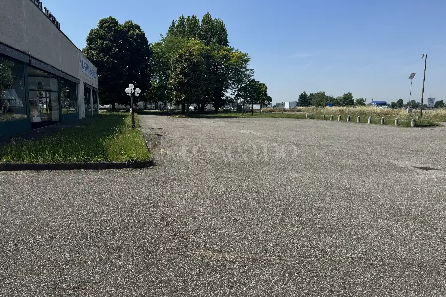 Negozio in vendita di 1400 mq a €9,200 (rif. TS0307VE)