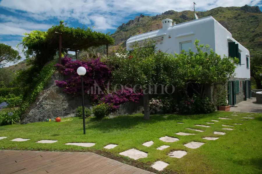 Villa in vendita di 230 mq a €1.650.000 (rif. 2/2026)