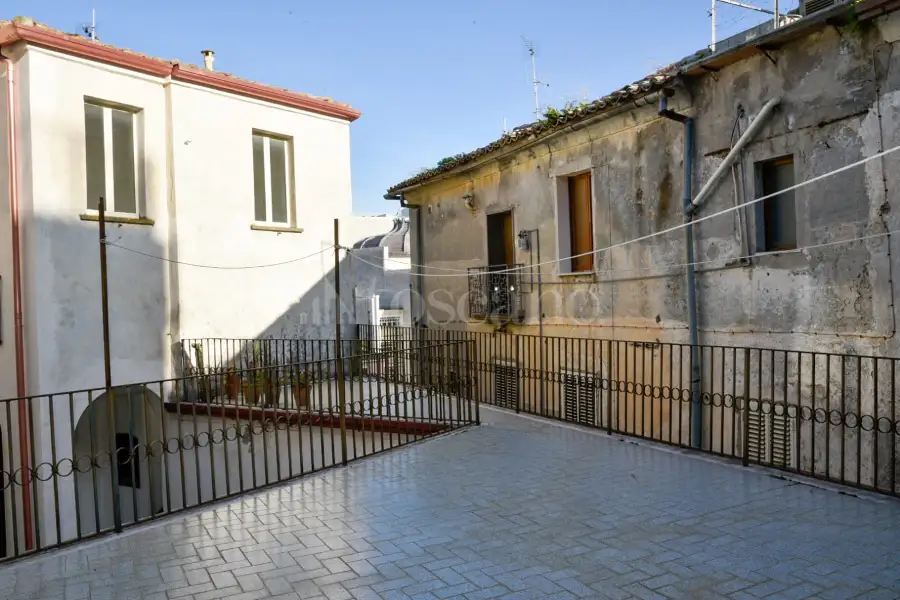Casa in vendita di 410 mq a €420.000 (rif. 25/2026)