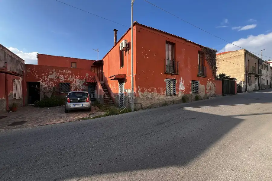 Casa Indipendente in vendita di 420 mq a €270.000 (rif. 5/2026)