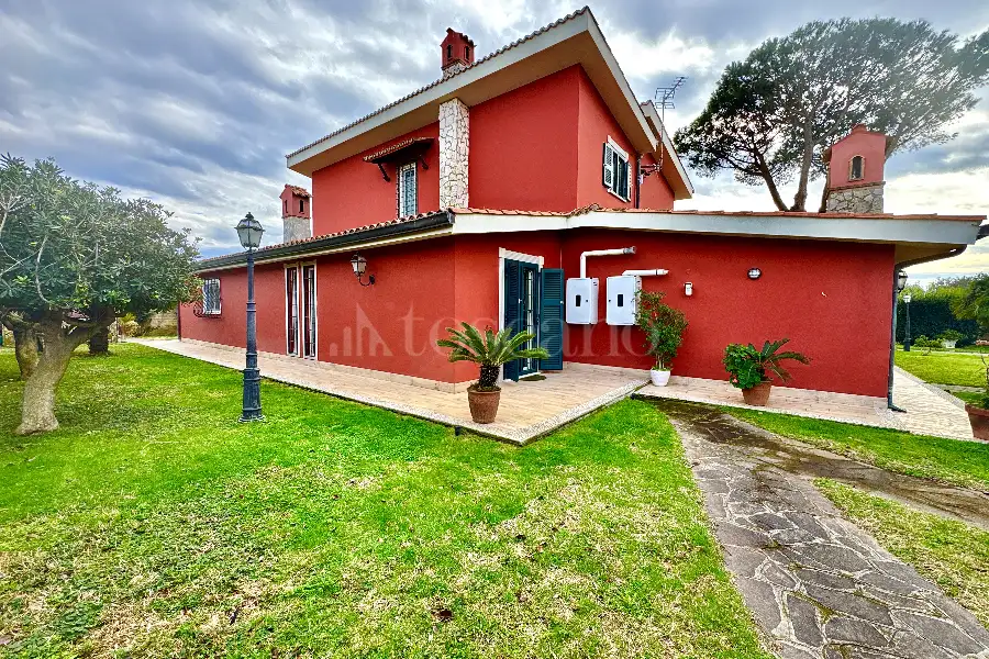 Villa in vendita di 300 mq a €445.000 (rif. 11/2025)