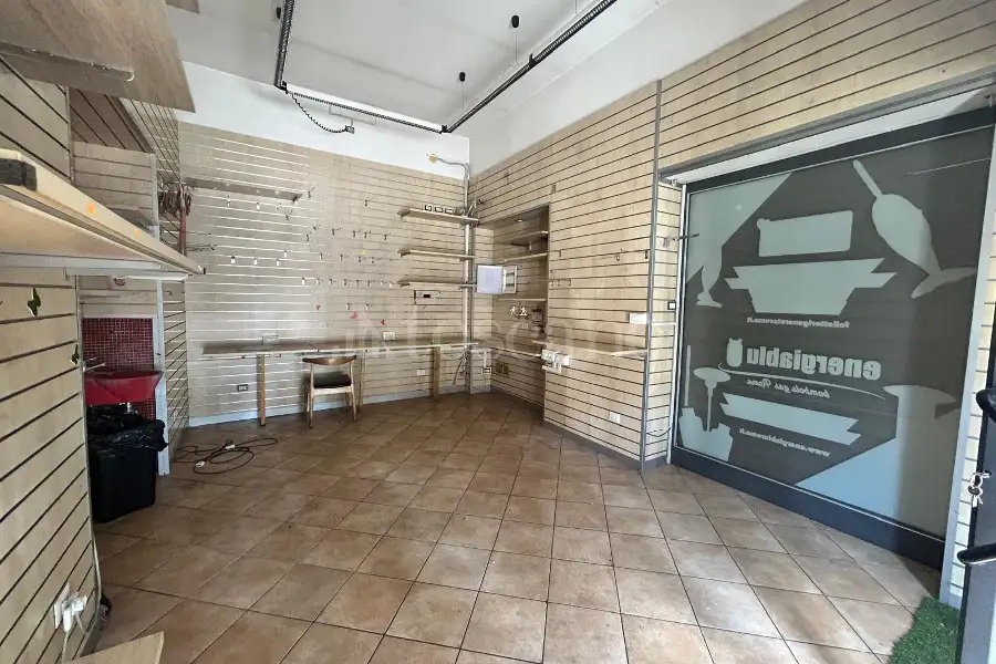 Negozio in affitto di 26 mq a €1.400 (rif. 21/2026)