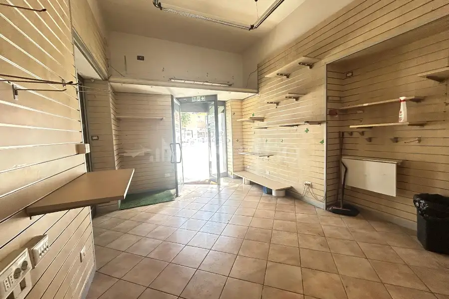 Negozio in affitto di 26 mq a €1.400 (rif. 21/2026)
