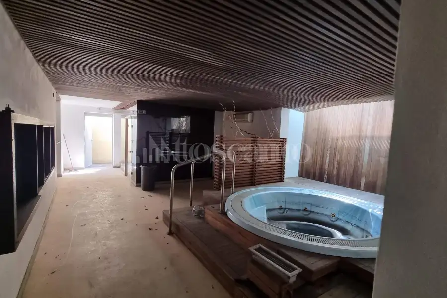 Negozio in vendita di 620 mq a €345,000 (rif. MRE1266VE.B)